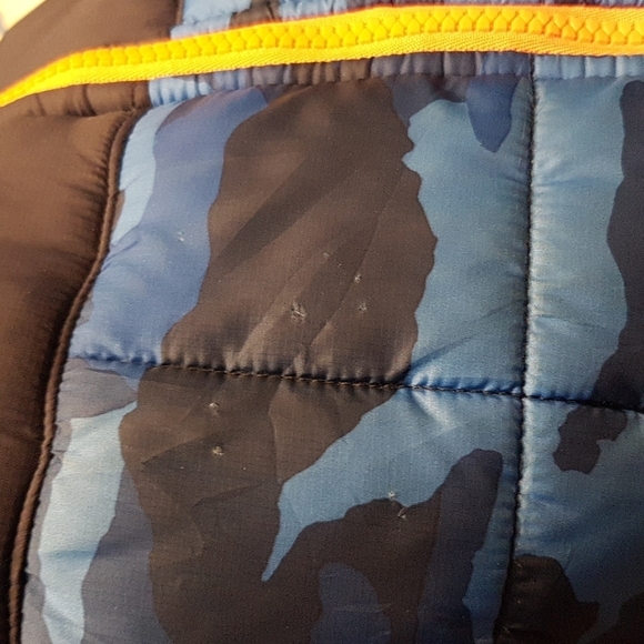 Under Armour YXL Cold Gear blue camo jacket has cosmetic defects - Picture 9 of 9